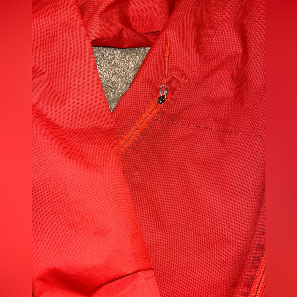The North Face women’s red raincoat size medium dryvent - Picture 5 of 10